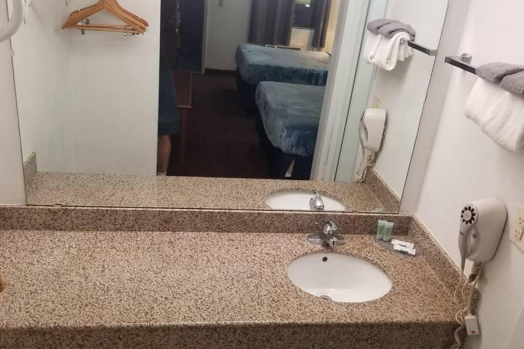 Hotel 2 Queen Beds Hotel Room 222 Wi-Fi Hot Tub Booking Stillwater Eksteriør bilde