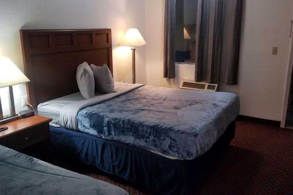 Hotel 2 Queen Beds Hotel Room 222 Wi-Fi Hot Tub Booking Stillwater Eksteriør bilde